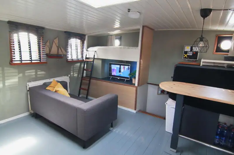 Drijvend hotel te koop