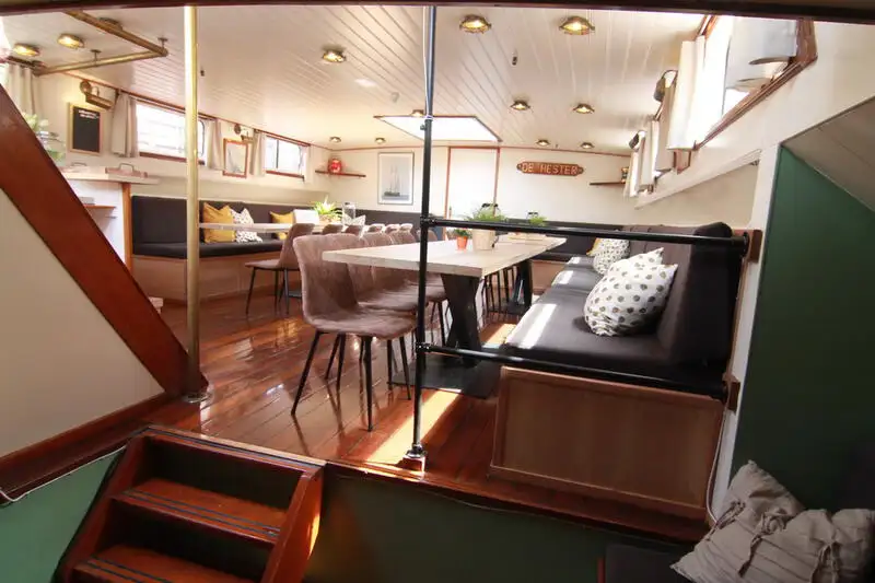 Drijvend hotel te koop